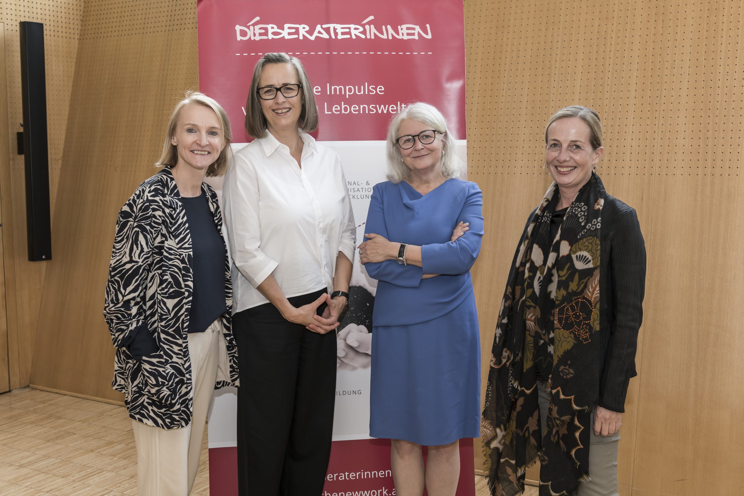 Gabriele Adelsberger, Claudia Trenkwalder und Claudia Schrettl von DIEBERATERINNEN beim Zukunftscamp 2022 zusammen mit Heidi Kastner, welche die Keynote mit dem Thema "Mut, Dummes zu tun" gehalten hat