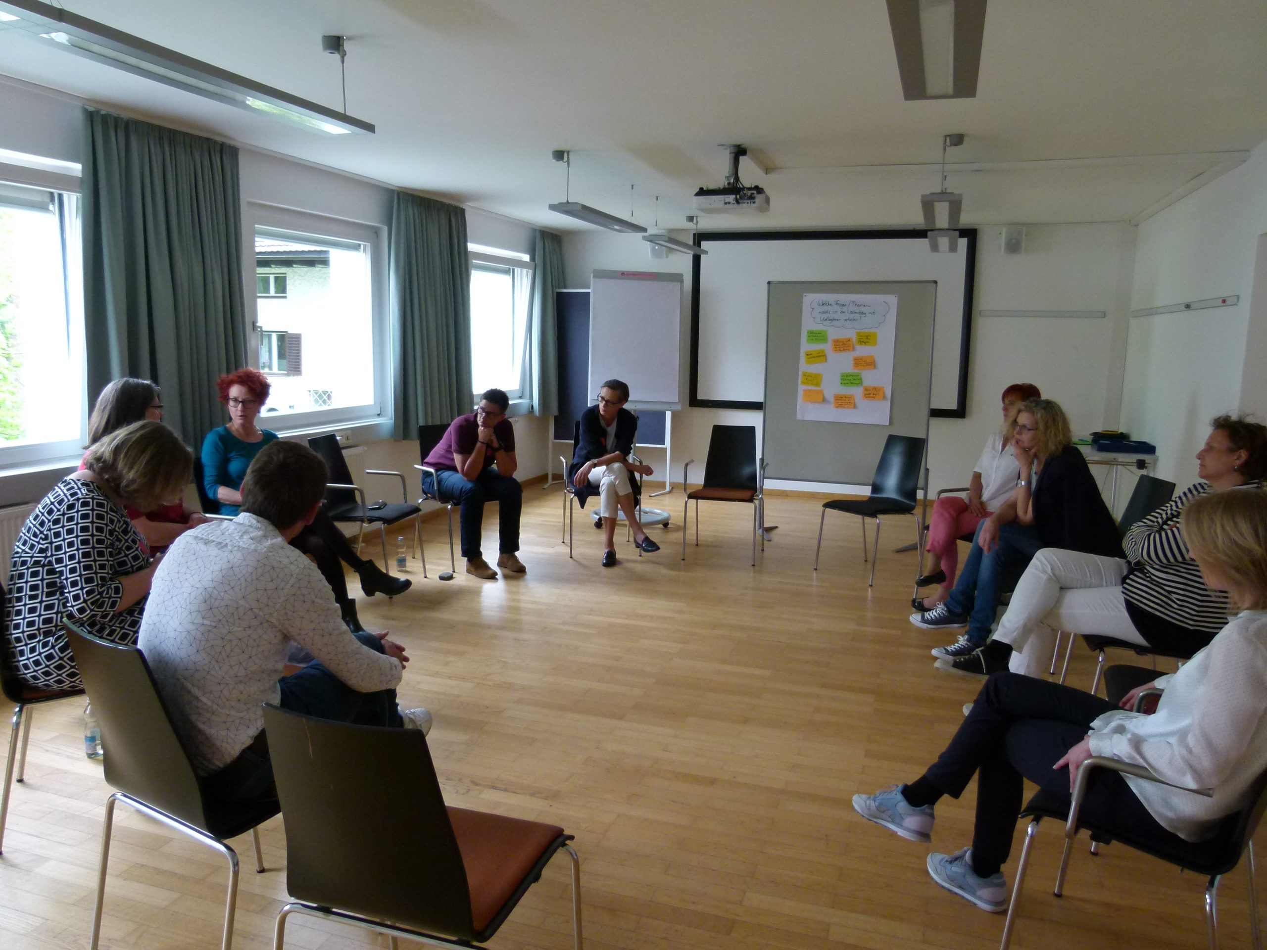 Bild eines Workshops beim Zukunftscamp 2019 Eine Gruppe von Teilnehmer:innen diskutiert gemeinsam